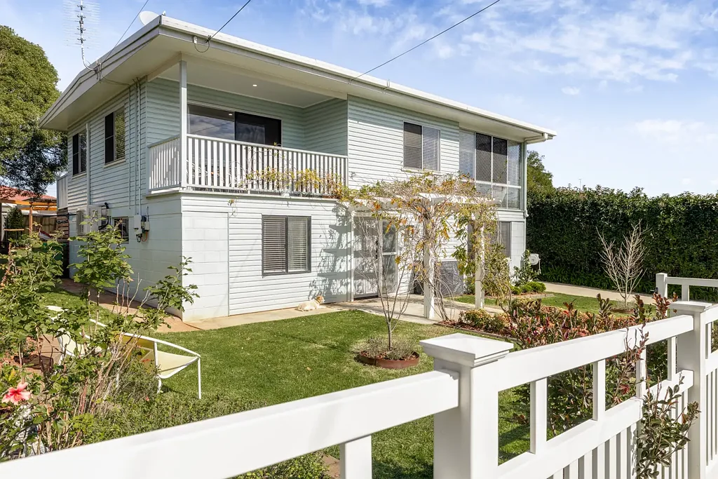 Centenary Heights 3Kwarto Beautifully Renovated Family Home with Exceptional Outdoor Entertaining & Versatile Living