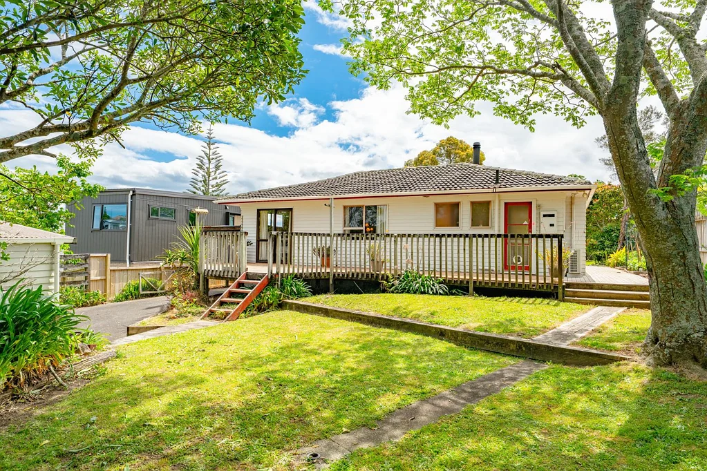 31 Takapu Street, Henderson, Waitakere City, Auckland