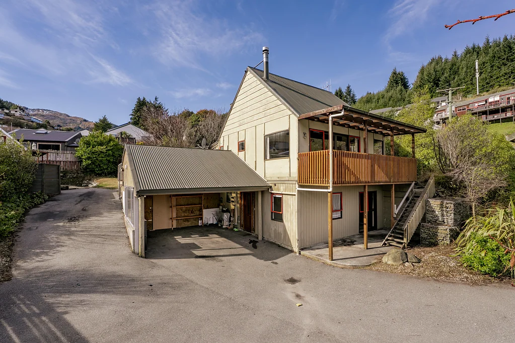 Fernhill/Sunshine Bay 3Moenga Standalone Character Home & Full of Potential