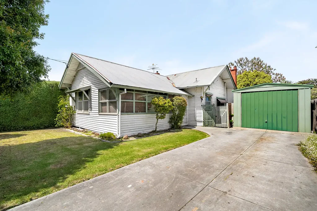 Newport 2房 619sqm宽门面地块 原始Weatherboard屋 热门街道 稀有翻新扩建机会 便利生活配套 近学校公园 Endless Potential in a Prized Newport Pocket