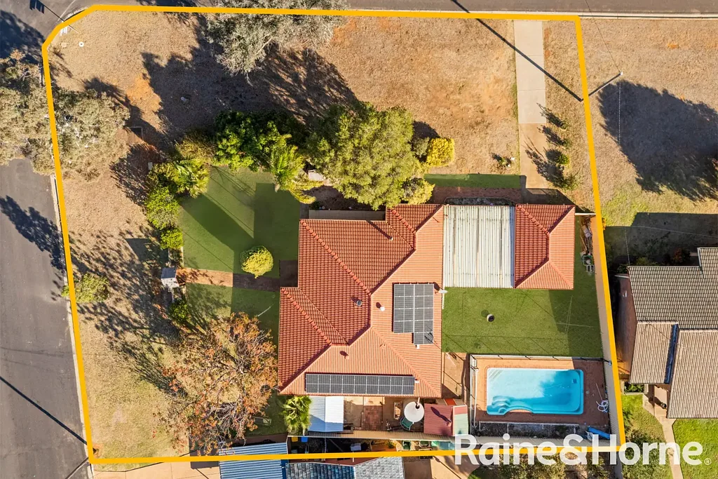 Gulgong 4房  The Complete Family Package with Poolside Appeal!