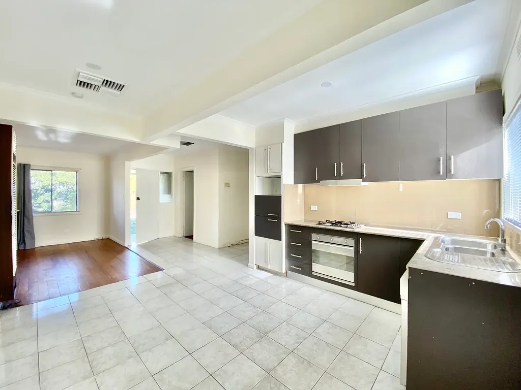 LOVELY THREE BEDROOM HOME - GARDEN MAINTENANCE INCLUDED