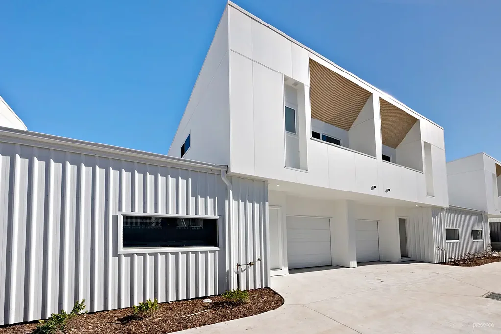 CONTEMPORARY LAKESIDE TOWNHOME WITH AIR CONDITIONING & PRIVATE ALFRESCO