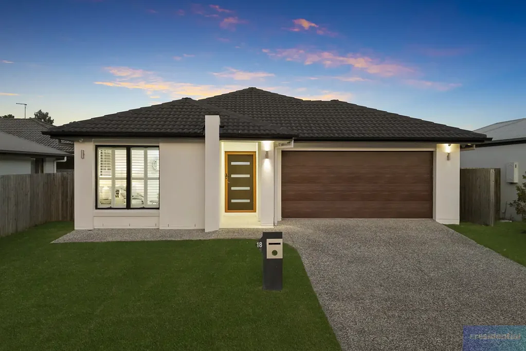 Holmview 4Zimmer Stylish Four-Bedroom Home with Two Living Areas