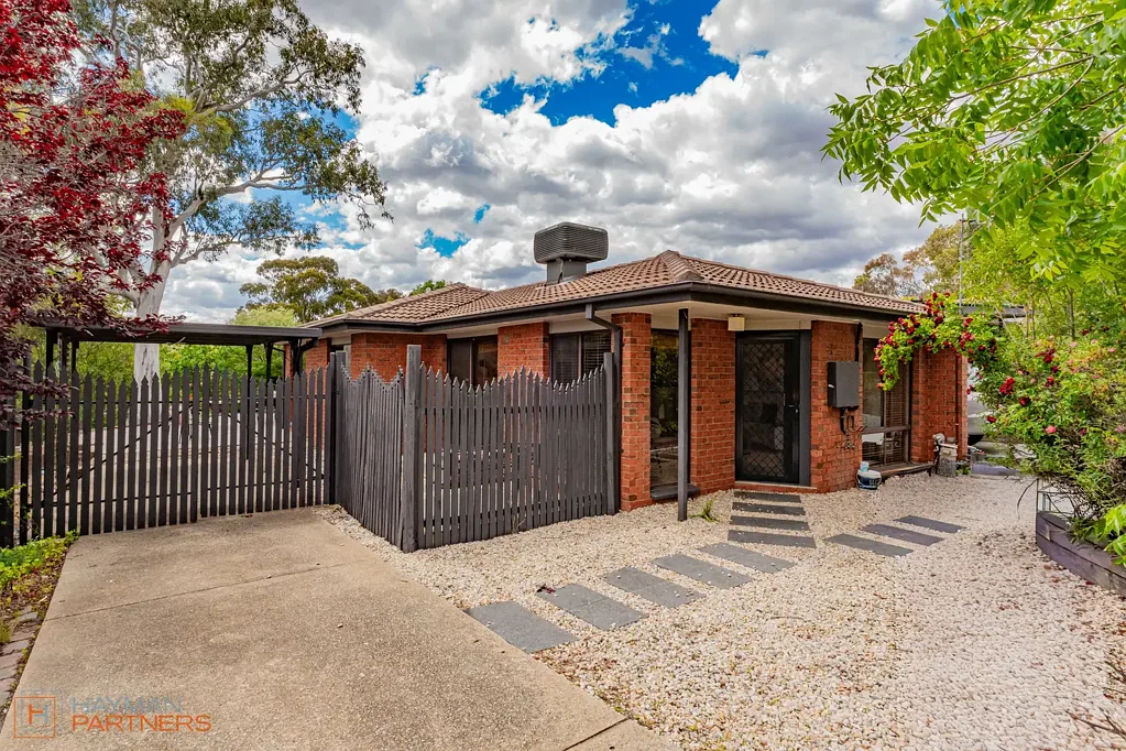 Calwell 3房  Refreshed Single-Level Living in a Quiet Location