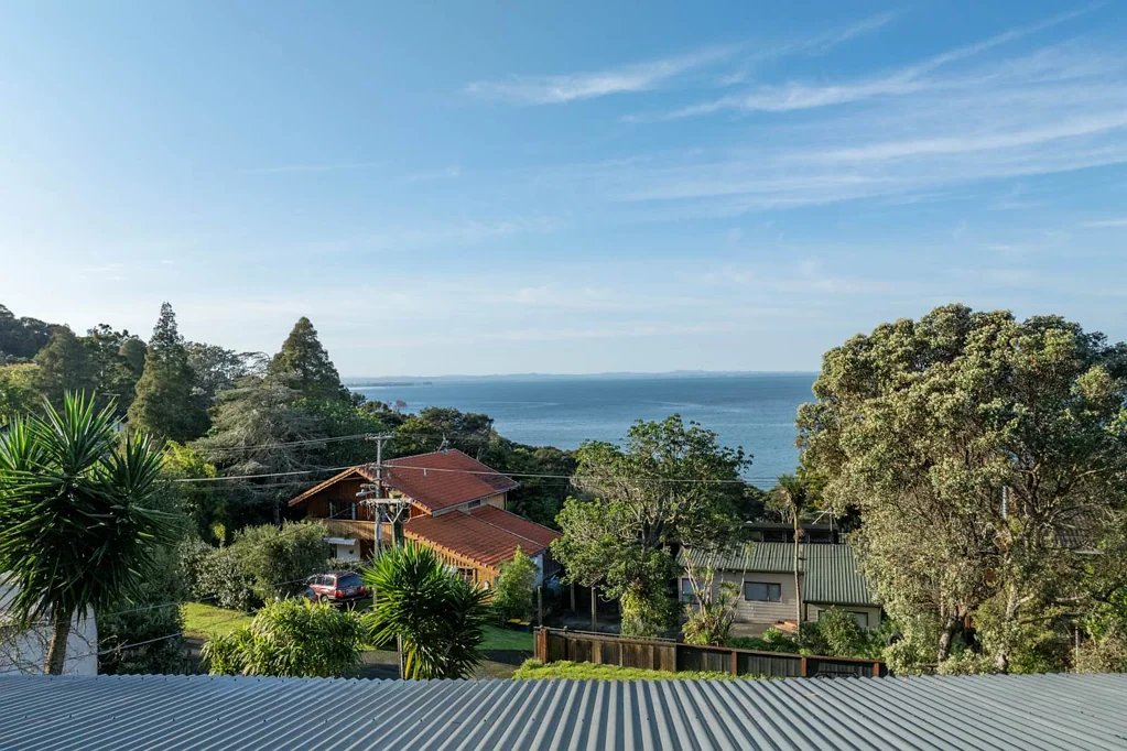 Laingholm 2 Bedroom Mega Views – Modest Budget