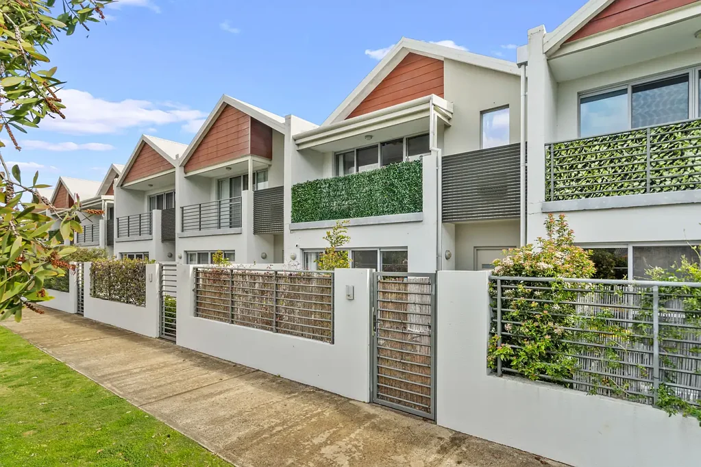 Erskine 3房  Modern townhouse living with space & style.