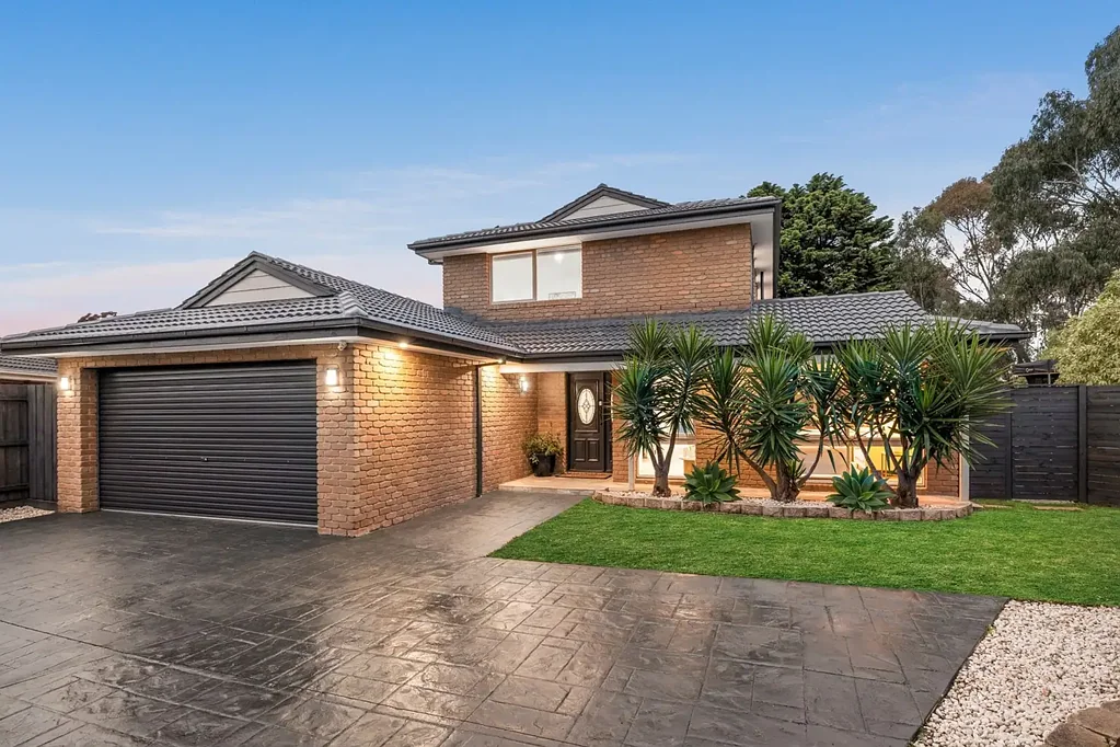 Wantirna South 5Moenga Elegant Five-Bedroom Haven Near Schools and Amenities