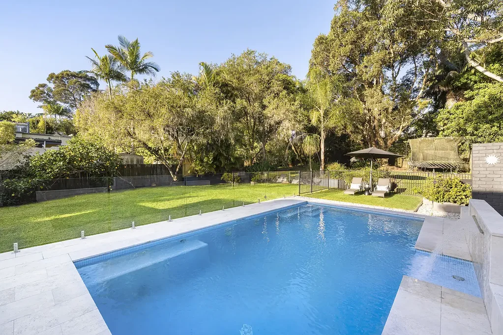 Elanora Heights 5房 一个带泳池、游乐区和宽敞空间的家庭港湾 A Family Haven with Pool, Play and Space to Spare