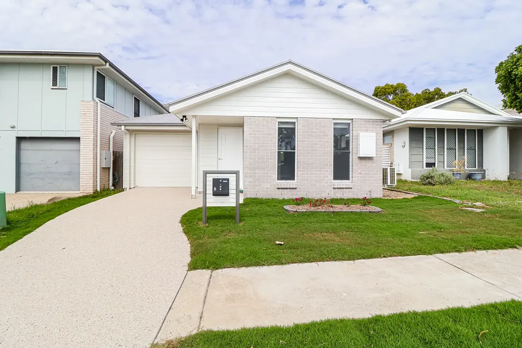 5 AURORA ROAD - WHERE FRESH BEGINNINGS START IN STYLE