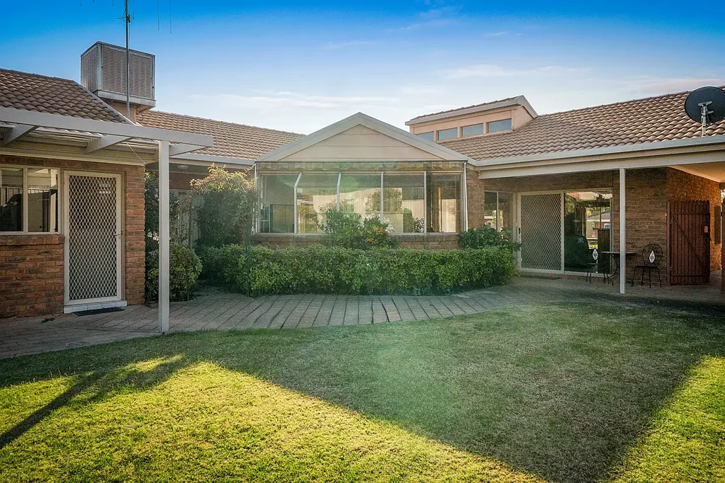 Cobram 4房  Spacious Family Living in a Prime River End Location
