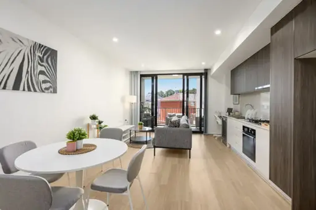 Lewisham 1房 宽敞开放生活区 明亮朝北阳台 设计师厨房 Caesarstone台面 管道空调 两区控制 安全地下停车 屋顶露台景观 Premium, Modern and an Inviting Northerly Aspect