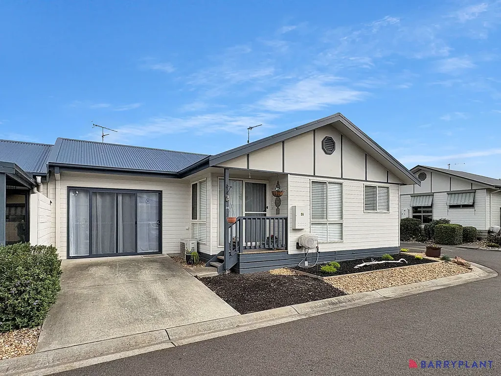 Inverloch 2房  Beautifully Updated Village Living with Flexible Second Living Space