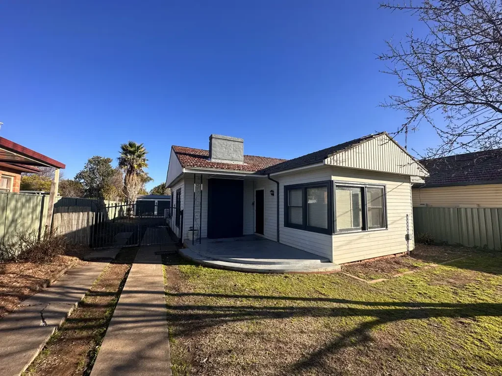 FAMILY HOME IN SOUTH DUBBO WITH DOUBLE GARAGE
