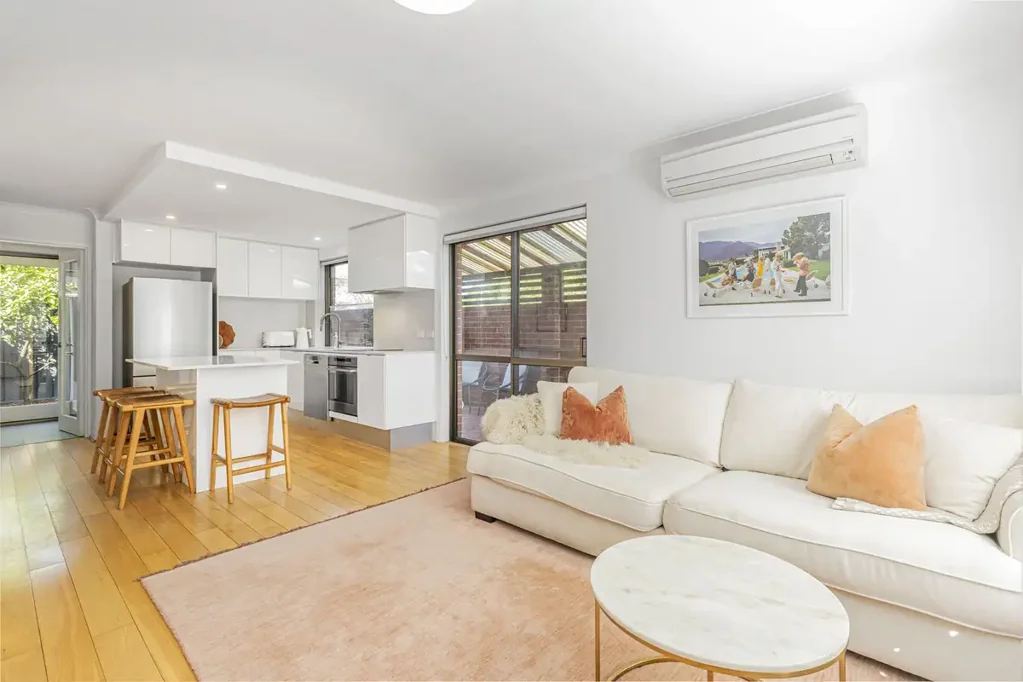 RENOVATED 2-BEDROOM TOWNHOUSE IN THE HEART OF MOUNT LAWLEY - available 30th July