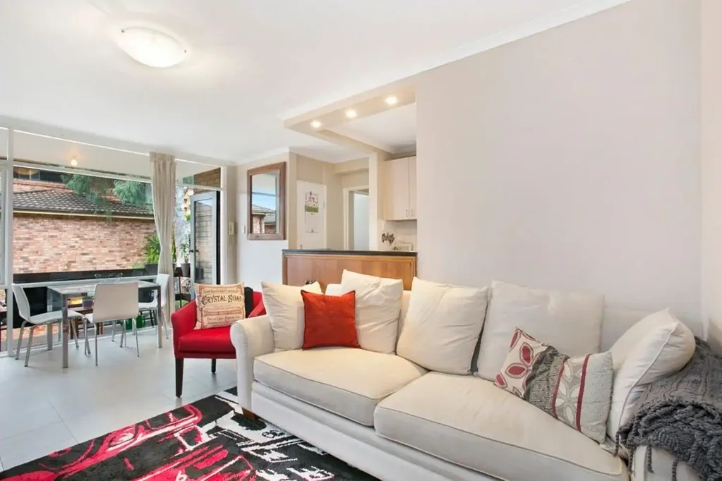 QUIET APARTMENT IN A BAYSIDE BOUTIQUE BUILDING