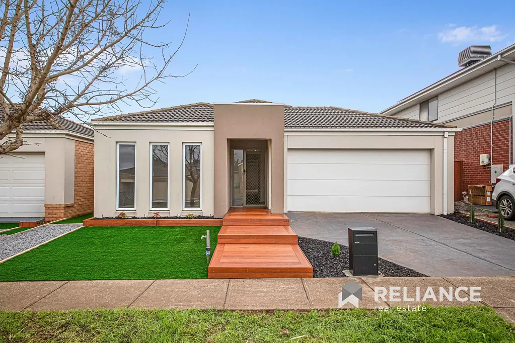 Modern 4 Bedrooms Family home at best location in Point Cook!