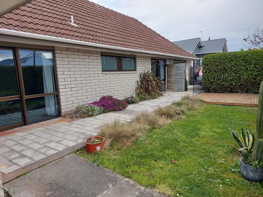 Spacious 3-Bedroom Home - Opposite the Beach & Close to Shops
