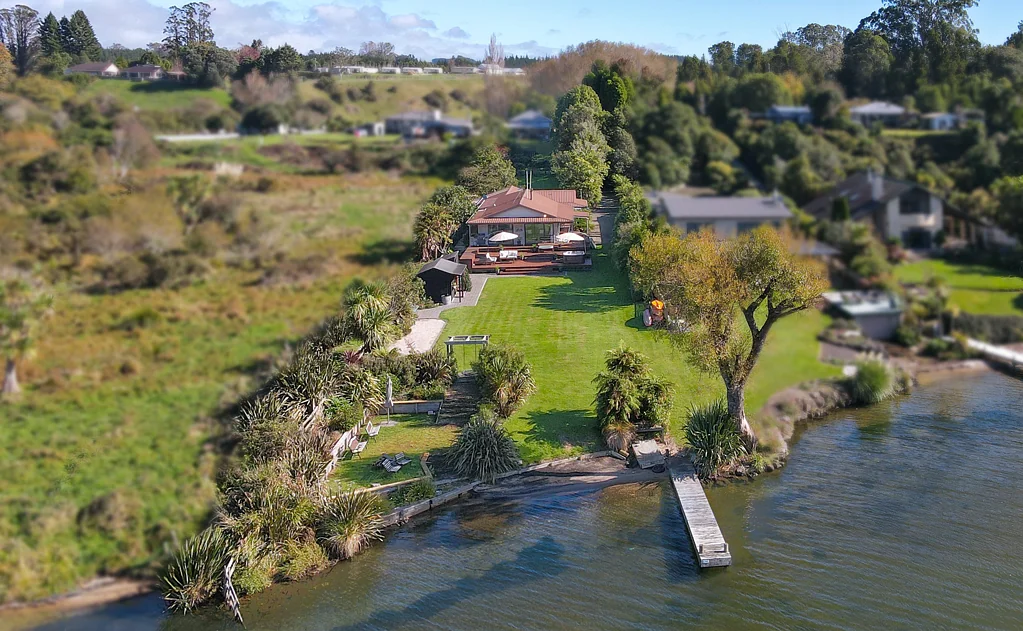 Ngongotaha 4房  Rare Lakefront Living with Riparian Rights
