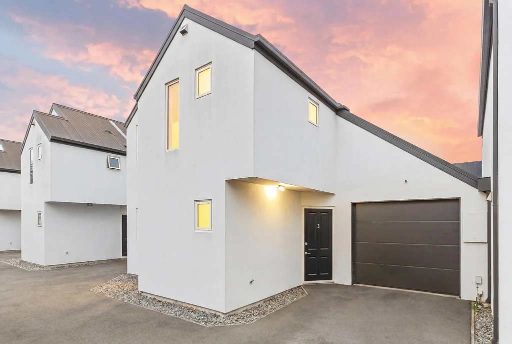 Saint Albans 3房  Refreshed, Garaged and Good to Go