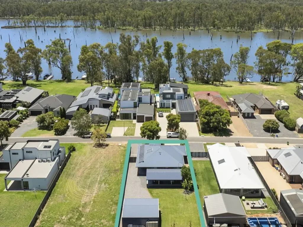 Bundalong 4 Bedroom Lakeside Living in the Heart of Bundalong