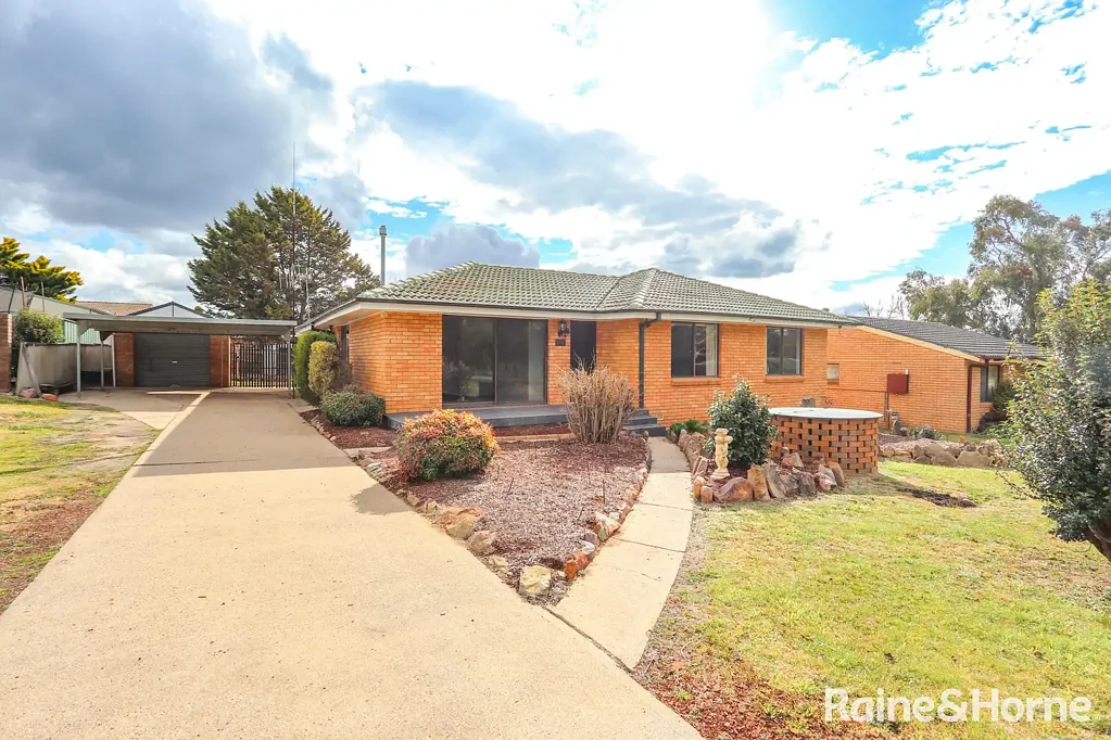 SPACIOUS FAMILY HOME IN RAGLAN - WALK TO THE PRIMARY SCHOOL- Available Now!!!!