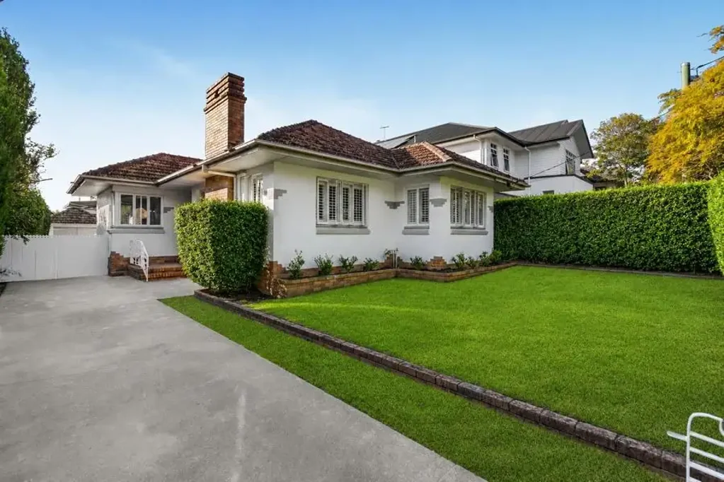 Holland Park 4Kwarto Renovated Double-Brick Home in a Premier Street