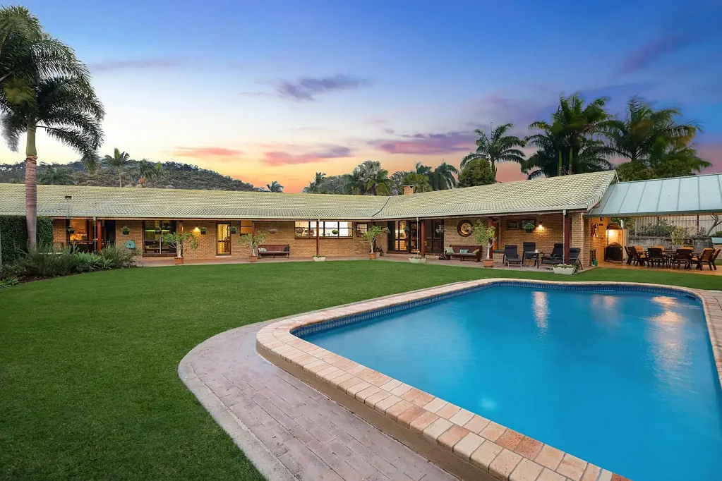 Frenchville 4 Slaapkamer Country Charm and Acreage Privacy in the Middle of the City