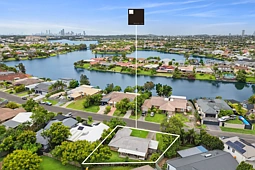 4 Southlake Drive, Varsity Lakes