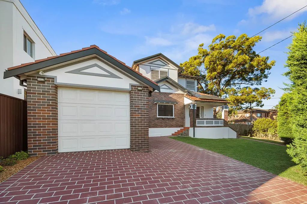 South Hurstville 5Kwarto Versatile Family Home on Prominent 600sqm Corner Block with R4 Zoning & Development Upside (S.T.C.A)