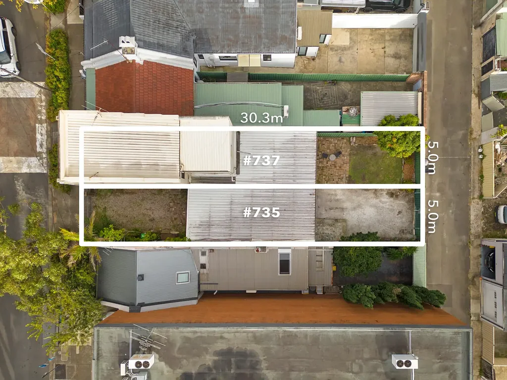 Zetland 2房 Zetland中心双拼地块 303.5sqm阔地 潜力无限 邻近地铁站&超市 公交站即达 现代全砖结构 阳光露台 宽敞车库容六车 私密后院 TWO LOTS | DOUBLE THE OPPORTUNITY!