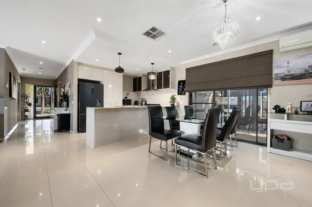 Weir Views 4房 Weir Views核心地 507㎡阔绰地 奢华精装 全新购物中心近 优质学校环绕 主卧步入式衣帽间 厨房升级电器 全年娱乐平台 低维护后院 Immaculate Family Home in the Heart of Weir Views