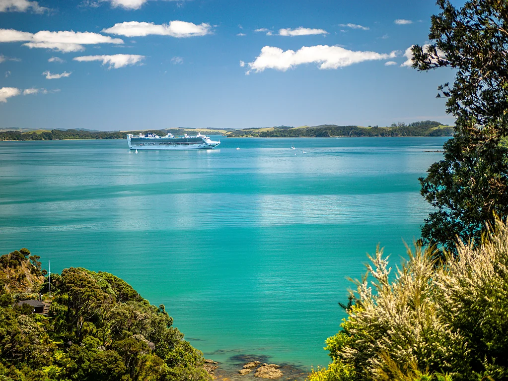 Russell 2房  Panoramic Paradise: A Waterfront Canvas