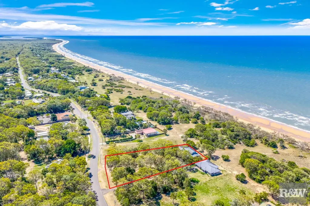 Moore Park Beach 4 Slaapkamer Elegant Multi-Level Oceanfront Sanctuary on 1 Acre — Modern Luxury Meets Coastal Tranquility at Moore Park Beach