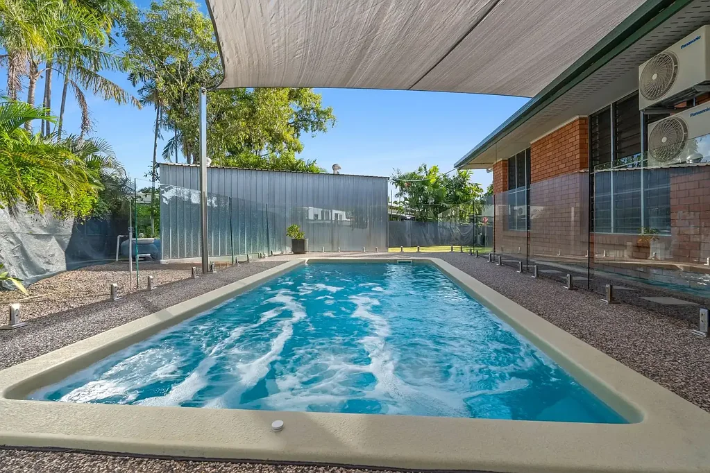 Woodroffe 3Zimmer Your Private Oasis with Pool, Shed and Room for Everything!
