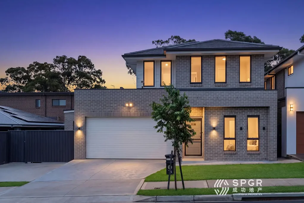 Oakville 6房 宽敞六卧设计 双车库加车位 东向阳光充足 平坦高坡地块 大型后院娱乐 独立工作室房 多校步行可达 Prestige Family Living with Rare Dual-Living Opportunity|Near New