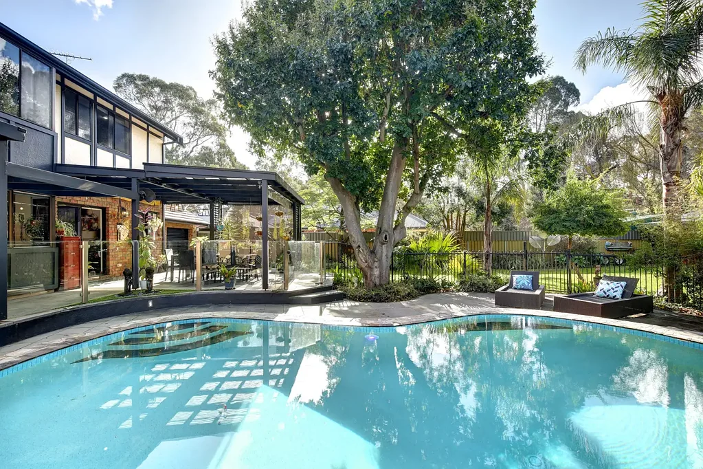 Aberfoyle Park 4બેડરૂમ A RARE HOME On1360 sqm + DETACHED RUMPUS/RETREAT + POOL+ AMPLE CAR ACCOMMODATION + Solar
