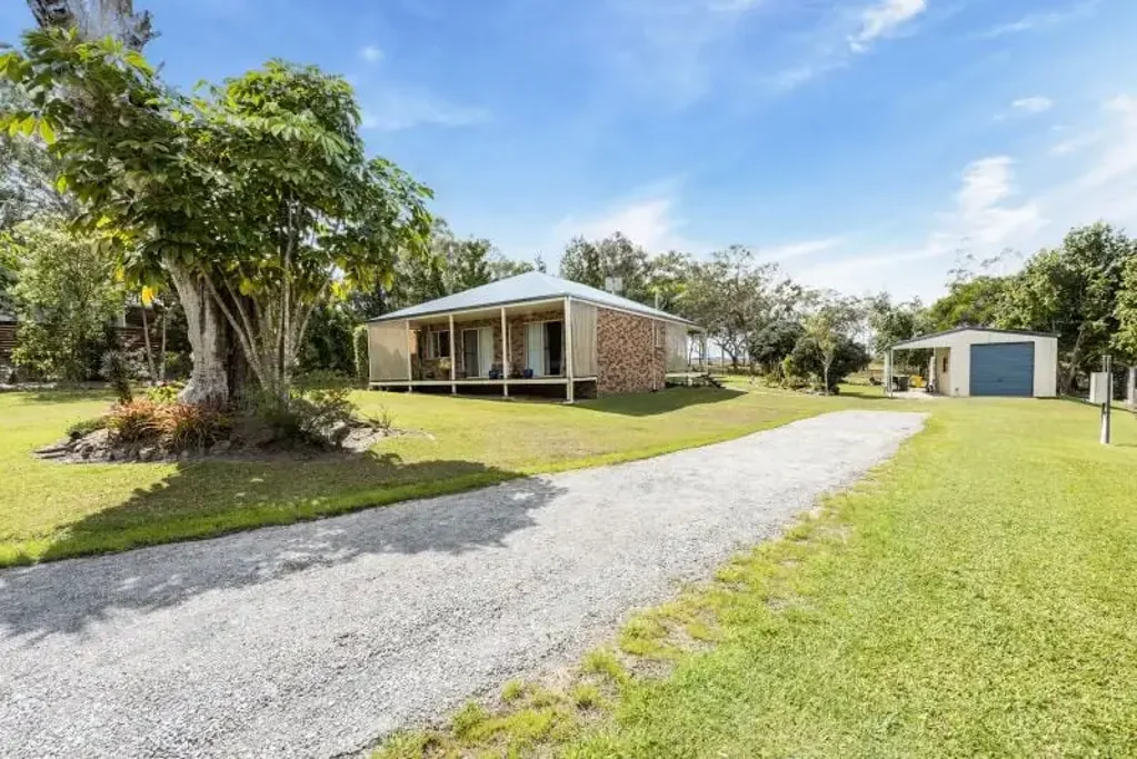 Cooloola Cove 2房  DOWNSIZING FROM LARGE ACREAGE BUT DON'T WANT TO FEEL HEMMED IN? THEN, THIS MIGHT JUST BE THE HOME YOU HAVE BEEN WAITING FOR!!!