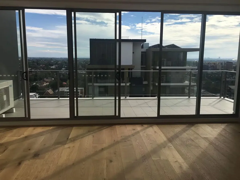 Split Level Penthouse Apartment 2 mins walking to train station!!
