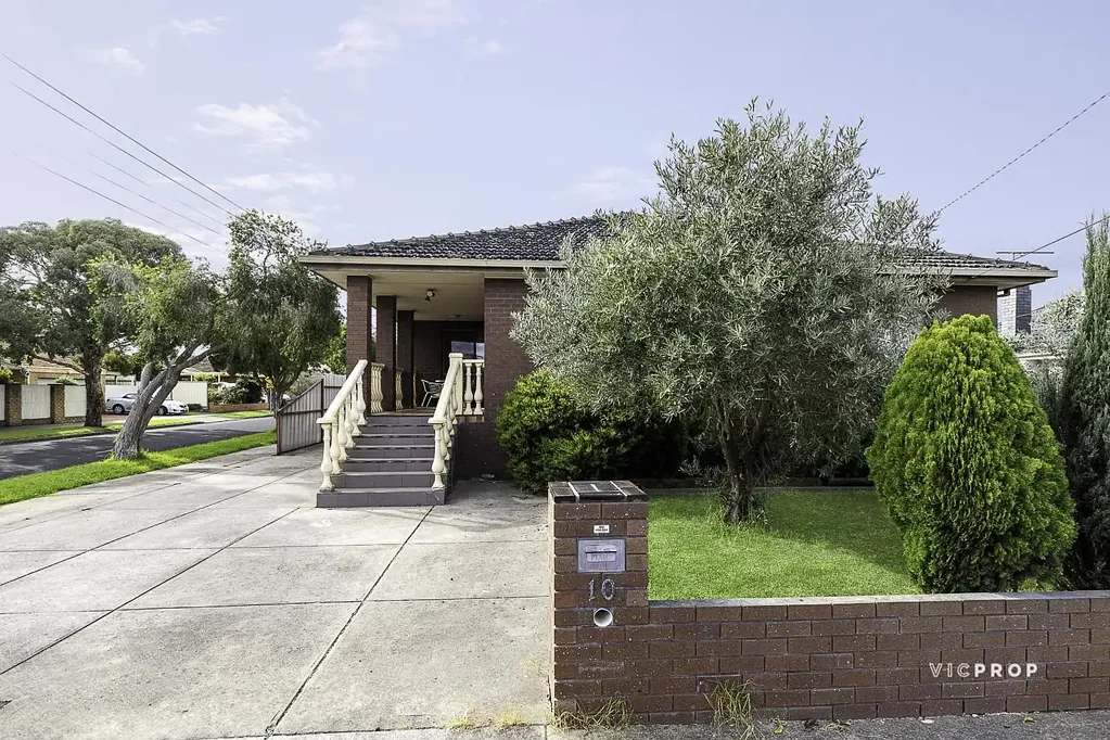 Fawkner 4ห้องนอน Rare Opportunity on a Prized Corner Allotment