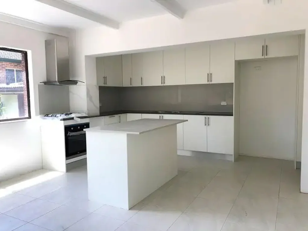 Well Kept 4 Bedrooms House
Garage not included