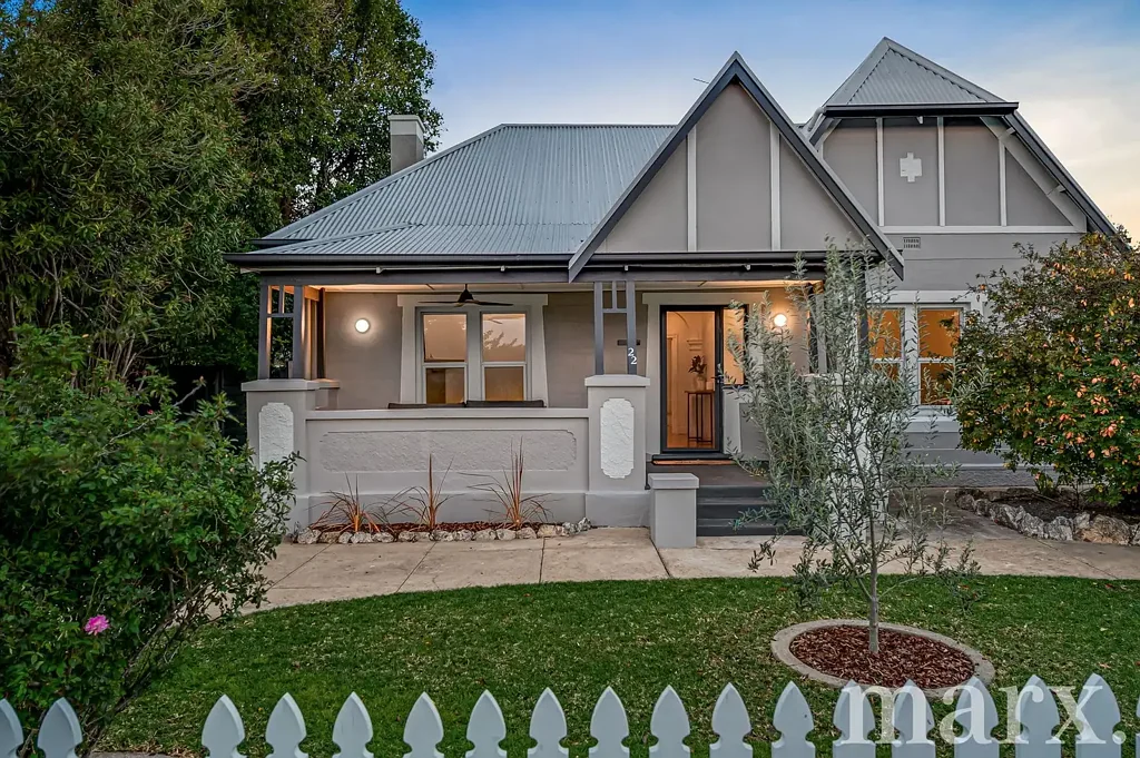 Lyndoch 4 Slaapkamer 1930's Tudor Stone Home - Stylishly Renovated in the Heart of Lyndoch