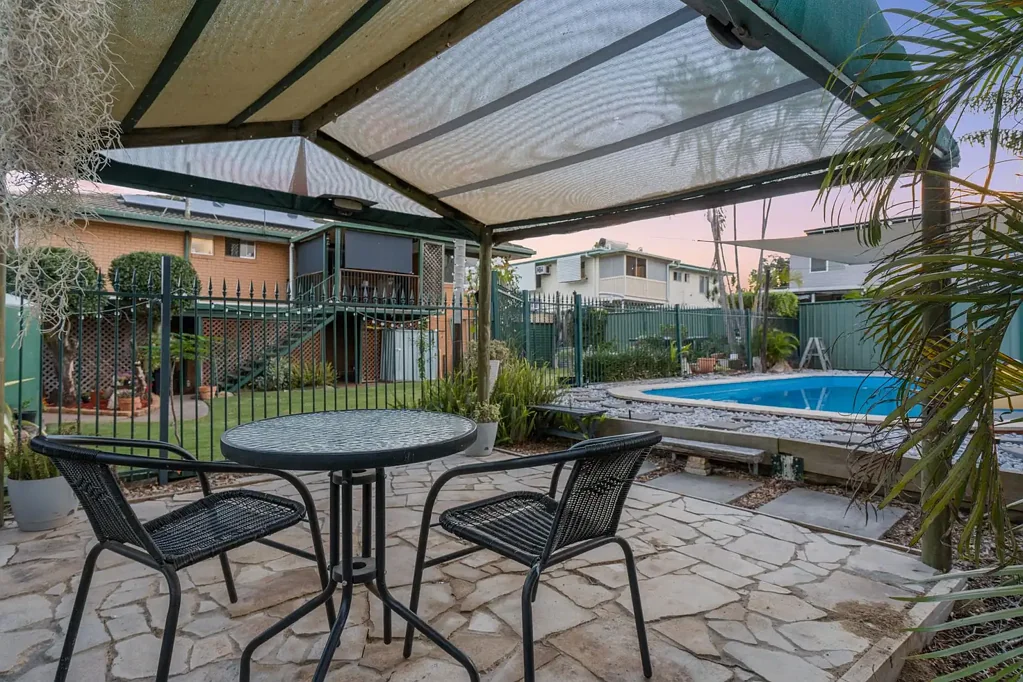 Raceview 6 Bedroom The Ultimate Family Retreat in the Heart of Raceview
