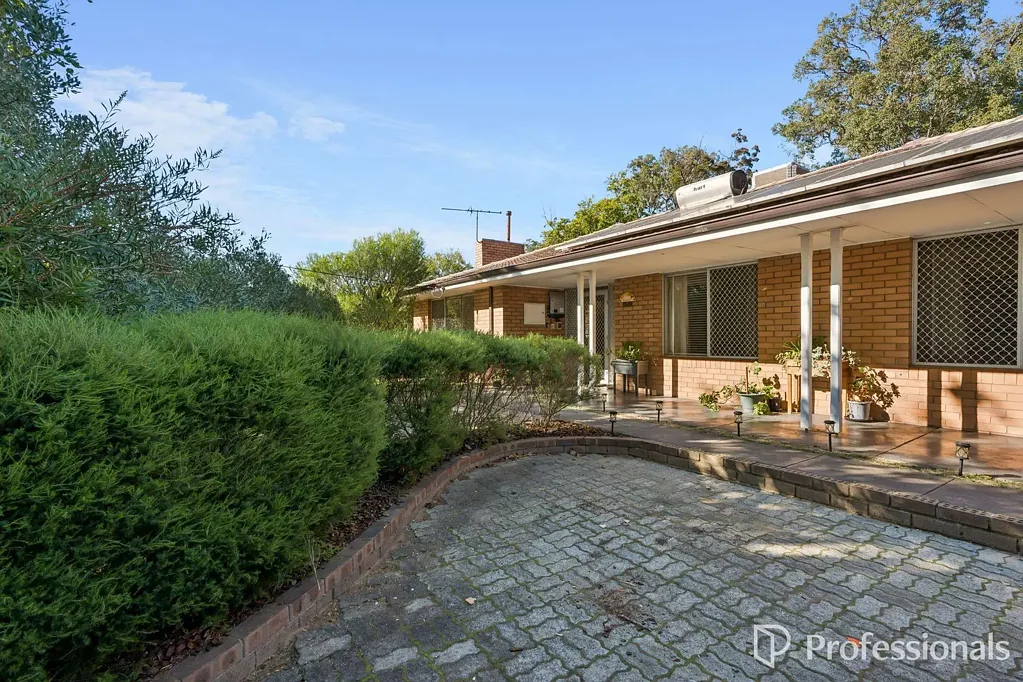 Kelmscott 3ห้องนอน Timeless Hills Charm - Loved by One Family Since New
