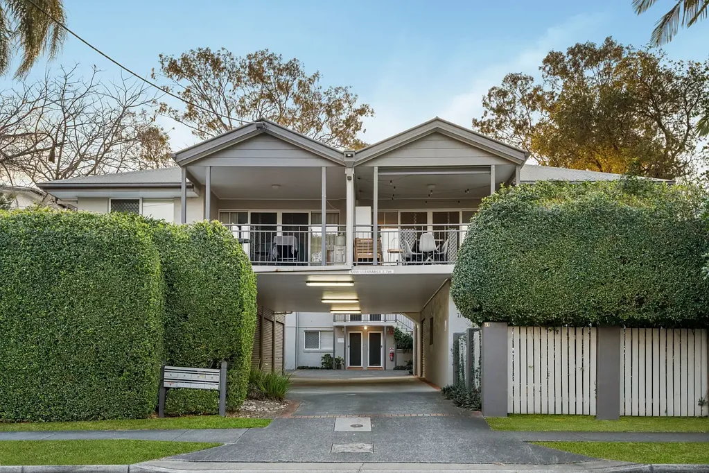 Yeronga 2Kwarto Ground-Floor Living with Private Backyard in Prime Yeronga Location