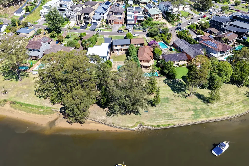 Pleasure Point 4침실 Tranquil Riverfront Opportunity with Endless Potential