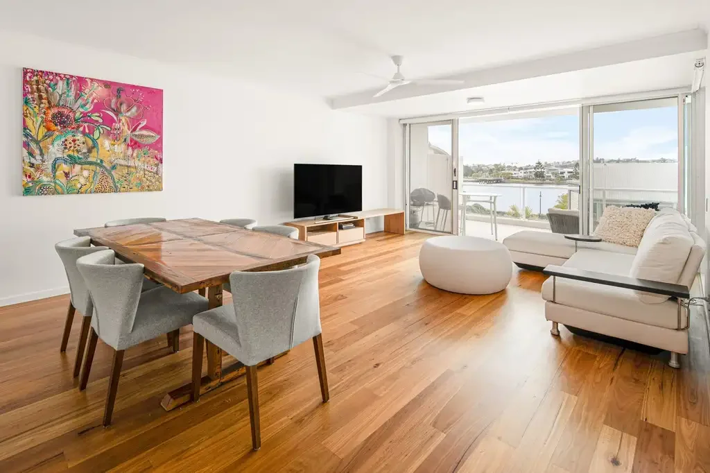 Expansive Riverside Living Redefined: Stylish 2-Bedroom Apartment with Stunning Views in Teneriffe