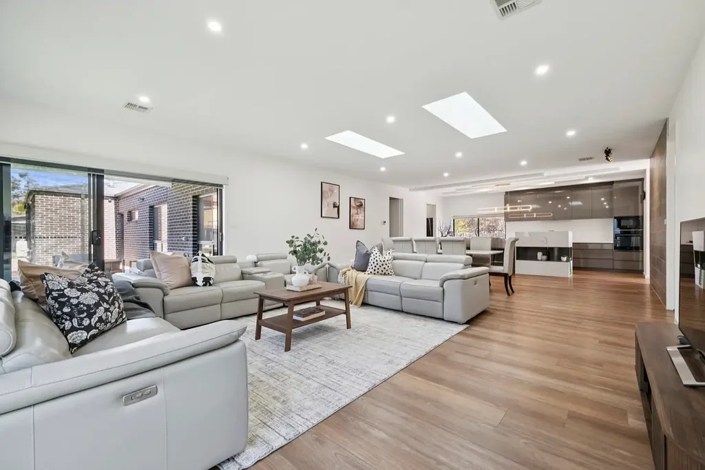 Waramanga 6Phòng ngủ Contemporary Family Sanctuary with Premium Finishes