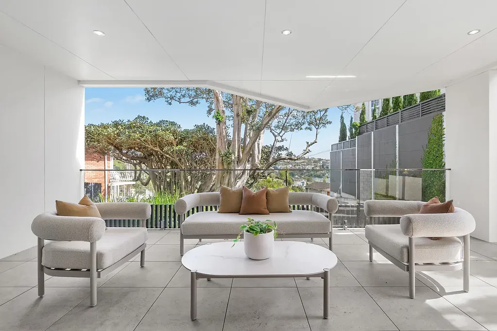 Mosman 3房 全新建筑师设计 中庭无共享墙 中庭Middle Harbour景 北向光线充沛 豪华大理石壁炉 美食家石岛厨房 双Miele电器 豪华主卧套间 全瓷砖淋浴套件 欧洲橡木地板 紧邻Chinamans Beach 紧邻Mosman Village Brand New Luxury Living With Middle Harbour Views
