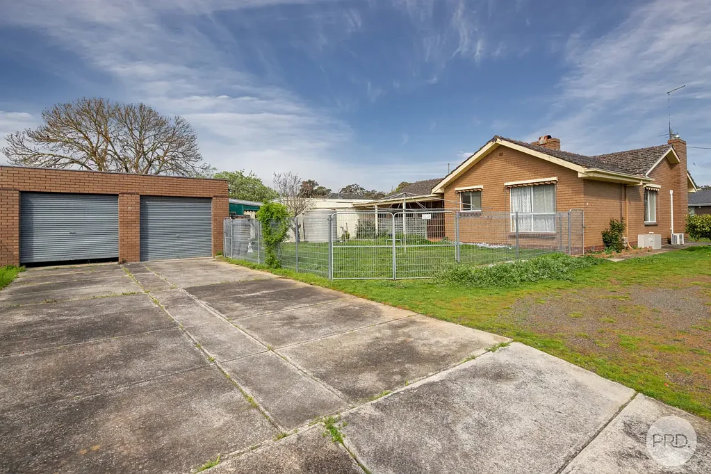 SPACIOUS 4 BEDROOM HOME WITH LARGE YARD IN CRESWICK